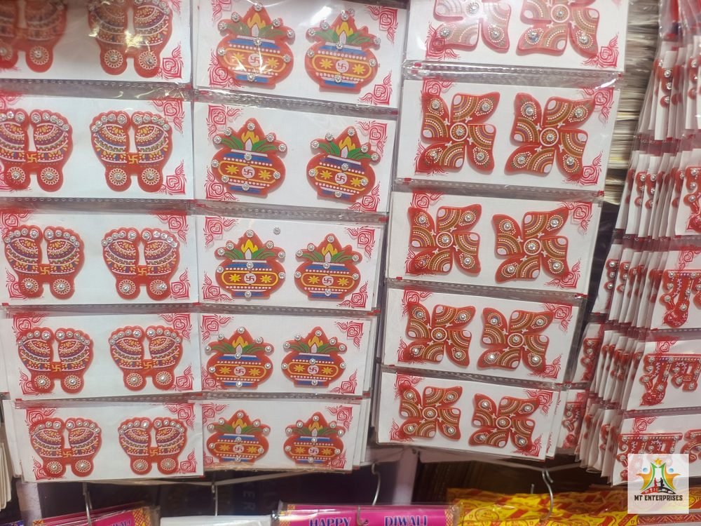 1/5 red acrylic hanging (10 patte ki packet)